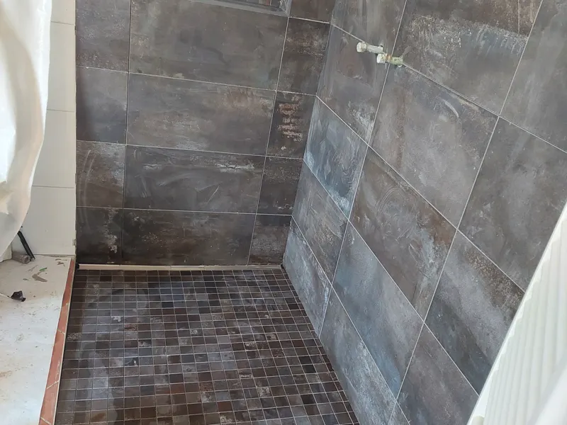 Douche avec receveur en mosaïque et murs effet métal oxydé